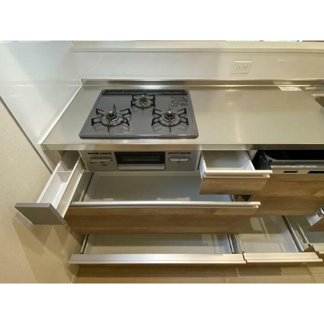 鍋から調味料まで便利な収納スペース♪