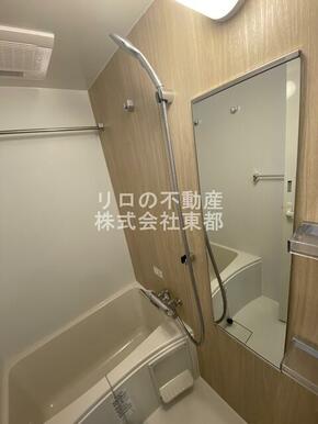 足が伸ばせる広々バスタブでリラックス♪