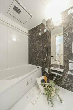 浴室暖冷房換気乾燥機導入 カラリ床採用 優れた水はけと乾燥性がある、 独自の構造で水を効率的に排出し、