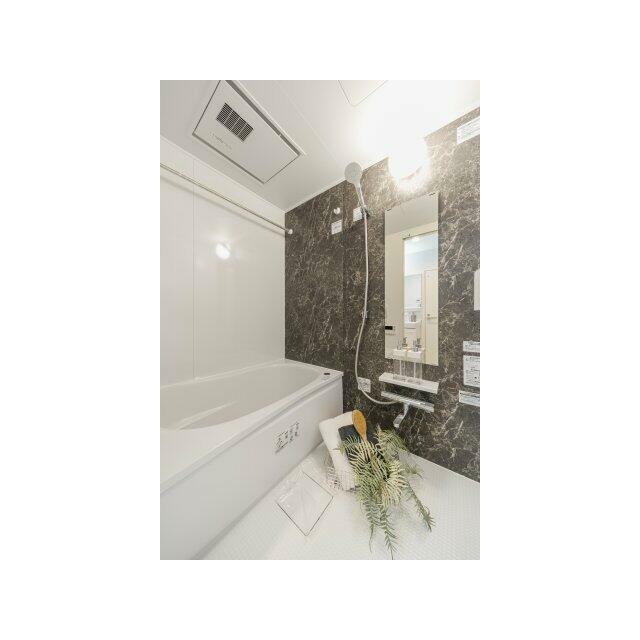 浴室暖冷房換気乾燥機導入 カラリ床採用 優れた水はけと乾燥性がある、 独自の構造で水を効率的に排出し、