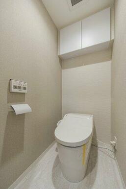 タンク一体自動開閉自動洗浄トイレ