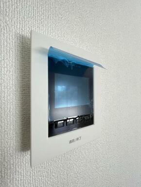 訪問者がひと目でわかるモニター付きインターホンを標準装備。お子さまのお留守番にも安心です！