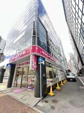 クリーニング店　駅に隣接されてるこのお店は便利ですよね。徒歩１分ですから。