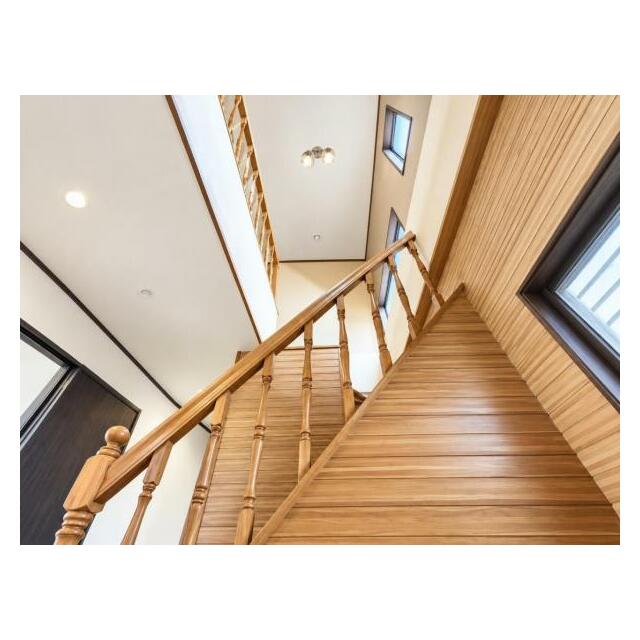 吹き抜けのある明るい玄関でお客様をお迎えいただけます。