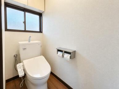 シャワー洗浄機能付のトイレは、清潔感が印象的な空間ですね。