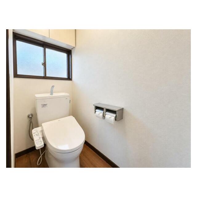 シャワー洗浄機能付のトイレは、清潔感が印象的な空間ですね。