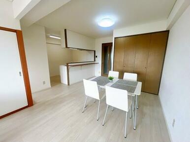 「LDK」ダイニングから見たLDKの様子です。