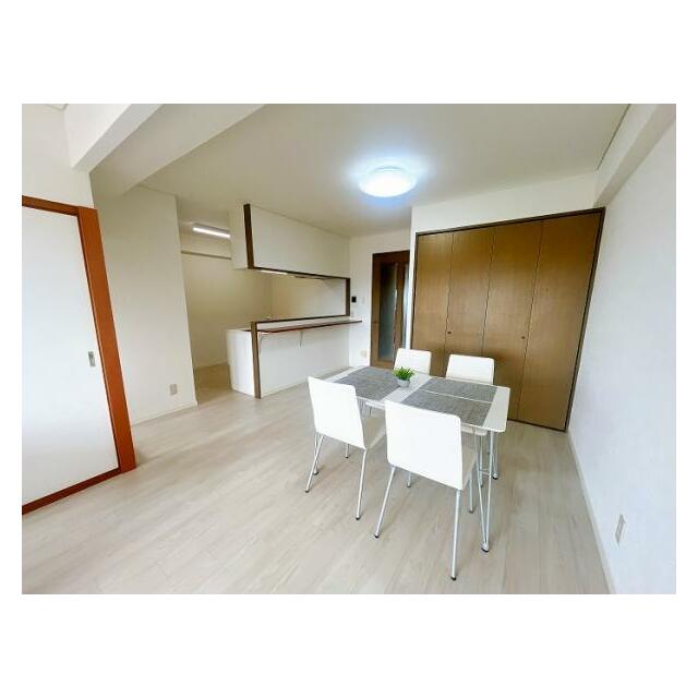 「LDK」ダイニングから見たLDKの様子です。