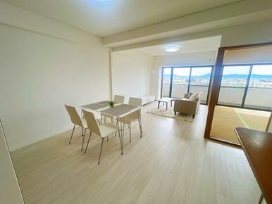 「LDK」キッチン側からみたLDKの様子です