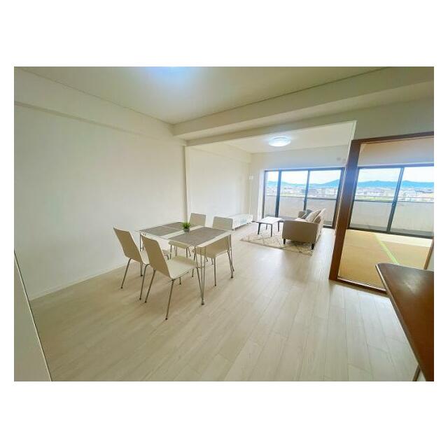 「LDK」キッチン側からみたLDKの様子です