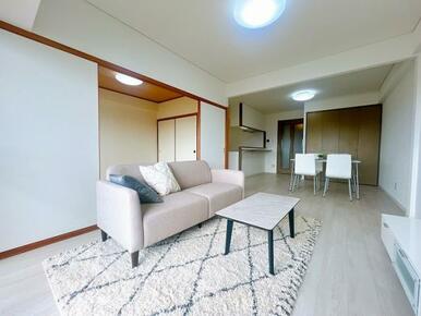 「LDK」リビング側から見たLDKの様子です。