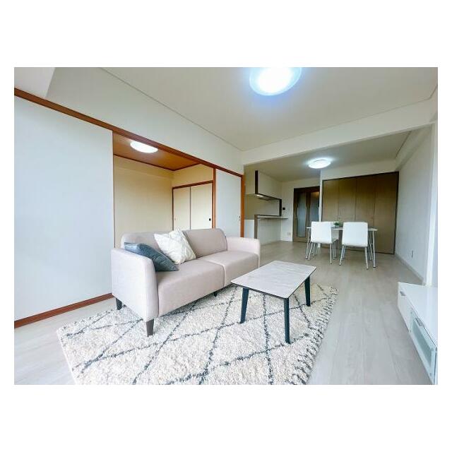 「LDK」リビング側から見たLDKの様子です。