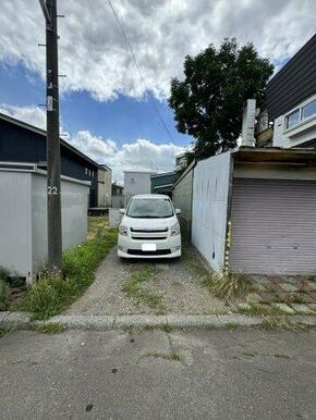 車はミニバンでも楽に駐車可能な幅があります。