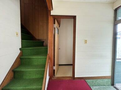 廊下階段、トイレは玄関横。