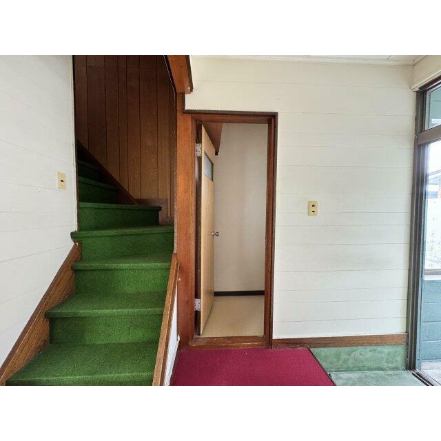 廊下階段、トイレは玄関横。