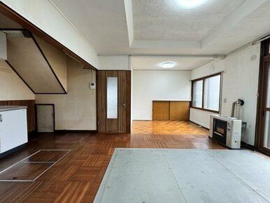 床暖付きストーブあり。