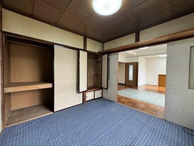 カーペットの下は畳になっております。