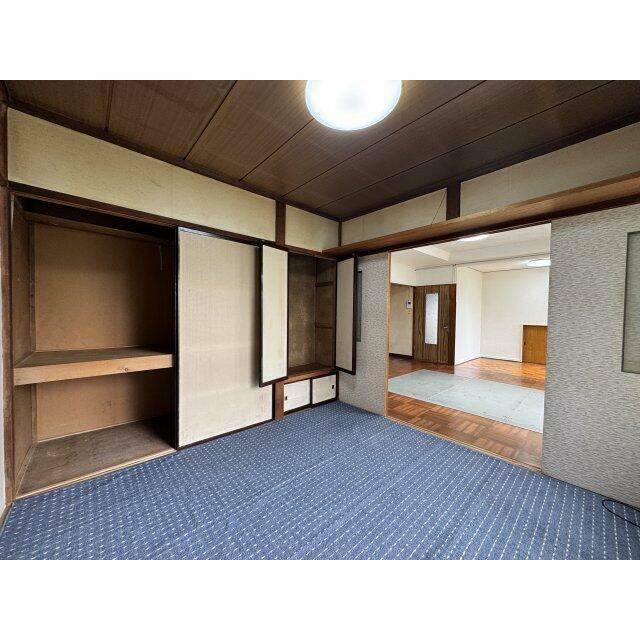 カーペットの下は畳になっております。