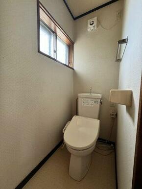 窓・温水洗浄便座つき。