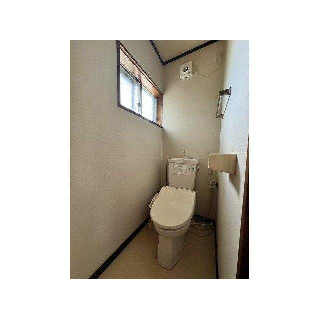 窓・温水洗浄便座つき。