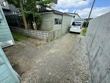 長さもあるので、2～3台駐車可能です。