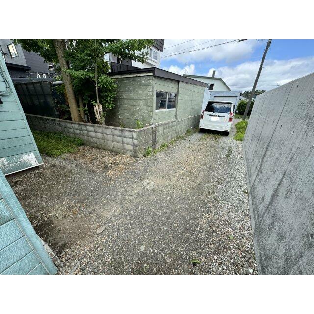 長さもあるので、2～3台駐車可能です。