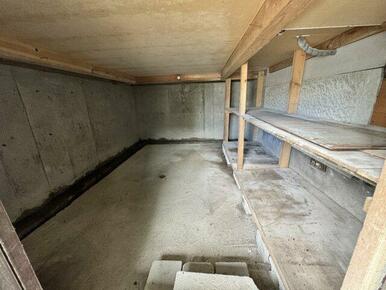 半地下収納スペースは物置として利用可能。