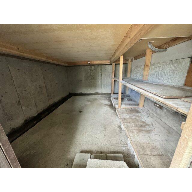 半地下収納スペースは物置として利用可能。