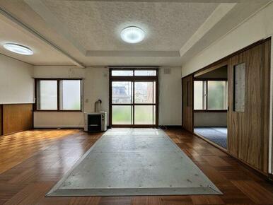 南東向きで日当たり良好なリビング。