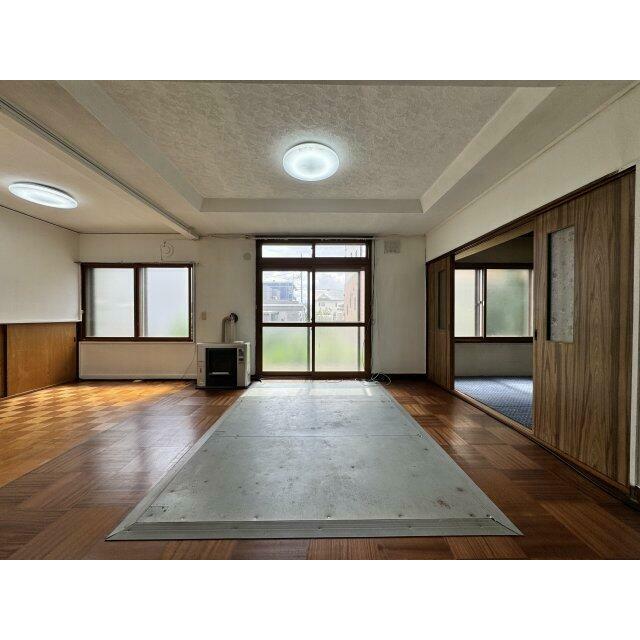 南東向きで日当たり良好なリビング。