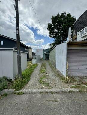 旗竿地ですので、ここから通行します。