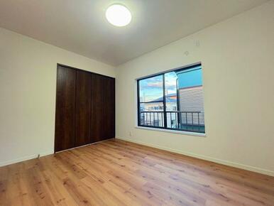 「2階東側洋室」約6帖のお部屋です。