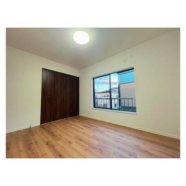 「2階東側洋室」約6帖のお部屋です。