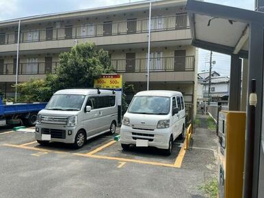 右側から奥に駐輪場あり