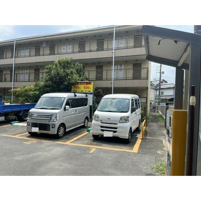 右側から奥に駐輪場あり