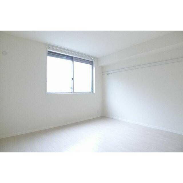 ６．４帖の洋室。日差しの差し込む明るいお部屋です。