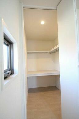 【ウォークインクローゼット】天井高まで収納できます♪ハンガーパイプがついてますのでスーツやコートの…