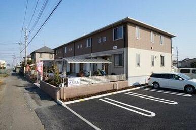 建物横に専用駐車場を配置。（要空き確認）