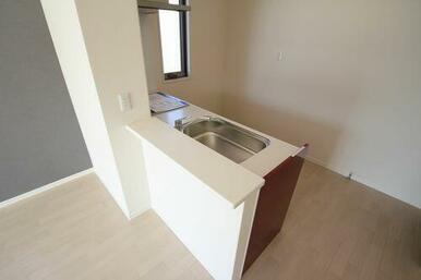 【キッチン】対面キッチンなのでＴＶを見ながらお料理が出来ます☆天板には人工大理石を採用しておりグリ…