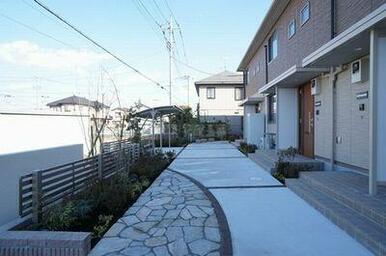 駐輪場は屋根付きです。