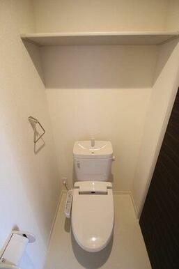 【トイレ】バス・トイレ別☆暖房機能付き洗浄便座なので、寒いときには便座を温めてくれる機能も付いてい…