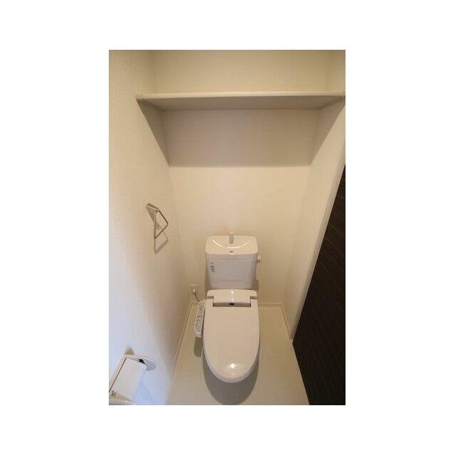 【トイレ】バス・トイレ別☆暖房機能付き洗浄便座なので、寒いときには便座を温めてくれる機能も付いてい…