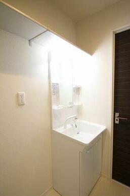 【洗面所】朝の忙しいときに便利な洗髪洗面化粧台付き！タオルなどを置ける収納棚もついてます！室内洗濯…