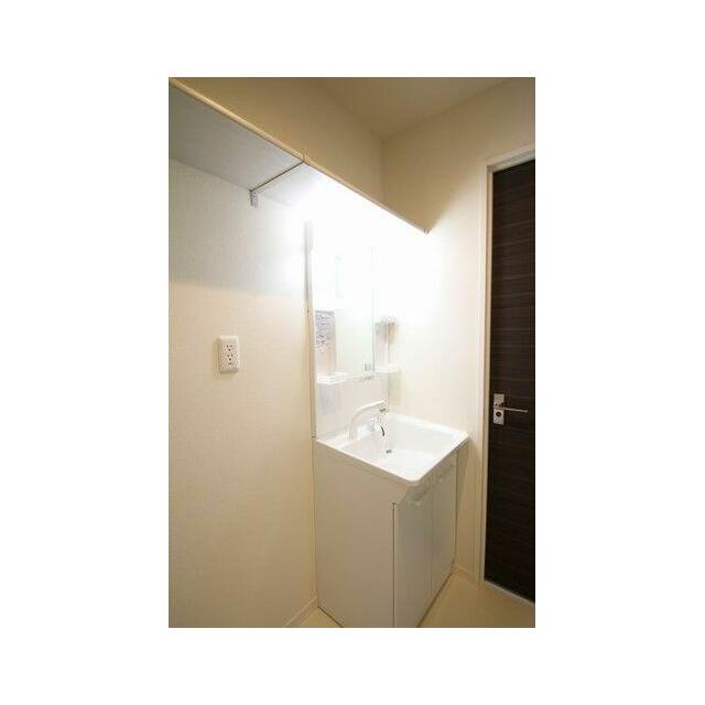 【洗面所】朝の忙しいときに便利な洗髪洗面化粧台付き！タオルなどを置ける収納棚もついてます！室内洗濯…