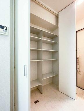 収納するものによって高さ調整が出来る可動式棚を備えた玄関ホール収納♪日用品収納などにご利用ください♪