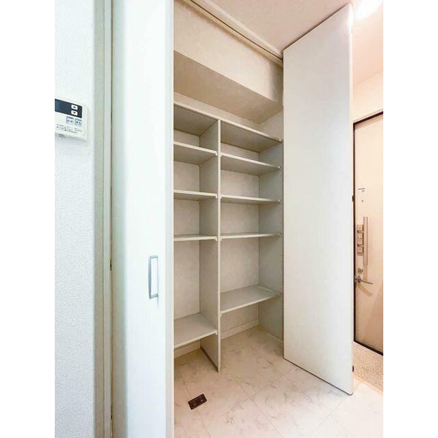 収納するものによって高さ調整が出来る可動式棚を備えた玄関ホール収納♪日用品収納などにご利用ください♪