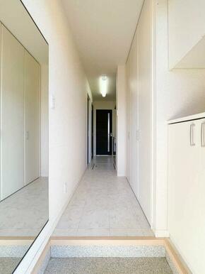 玄関収納は上下に分かれたカウンタータイプです☆全身鏡も付いておりますので、お出かけ前の身だしなみチ…