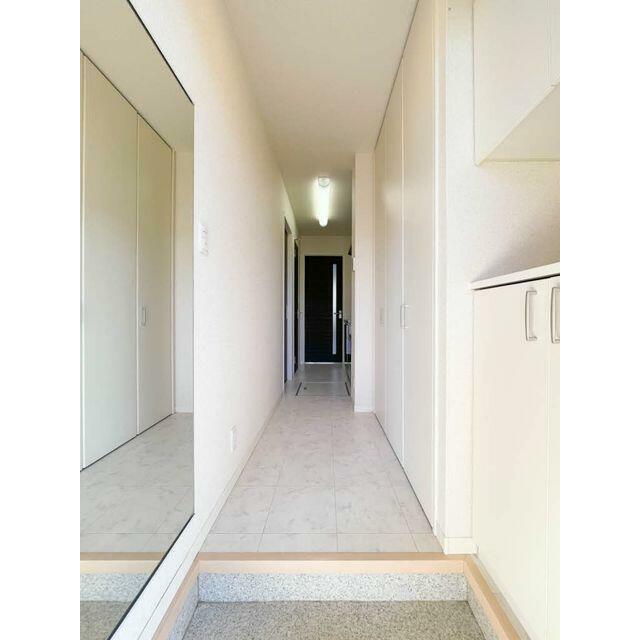 玄関収納は上下に分かれたカウンタータイプです☆全身鏡も付いておりますので、お出かけ前の身だしなみチ…