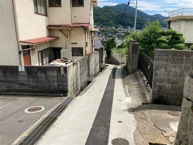 駐車場は無しですが、軽自動車進入可です。