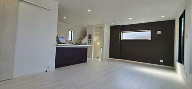 リビングはファッションを楽しむようにラグや家具とコーディネートしたい（1号棟）